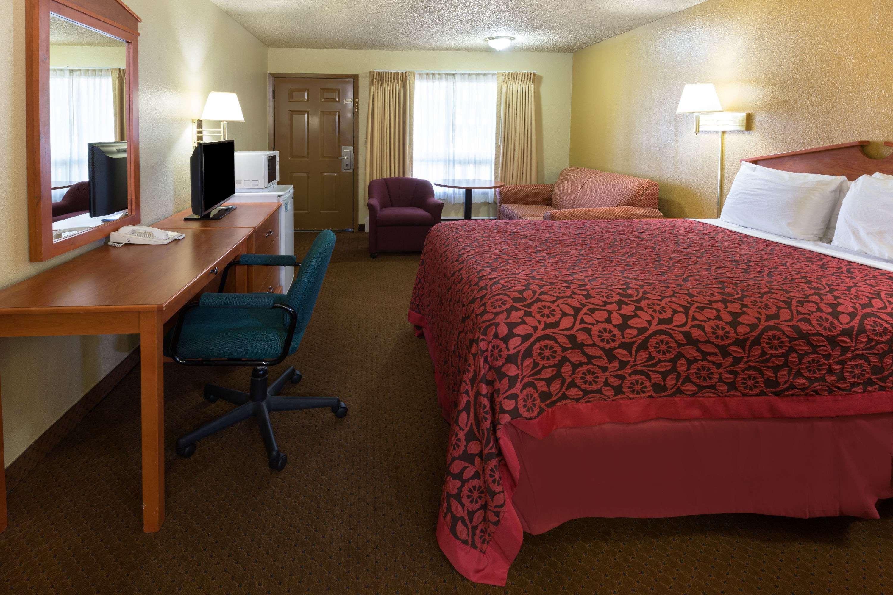 Days Inn By Wyndham Bend Exterior photo