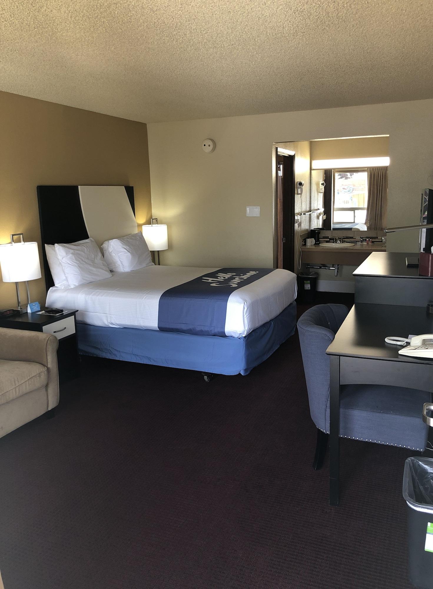 Days Inn By Wyndham Bend Exterior photo