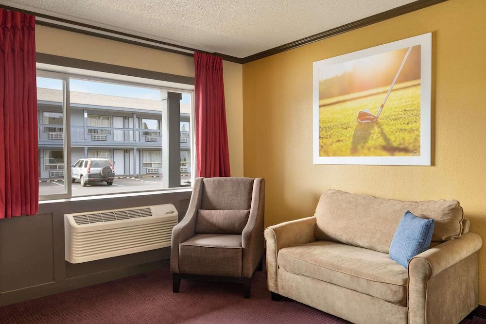 Days Inn By Wyndham Bend Exterior photo